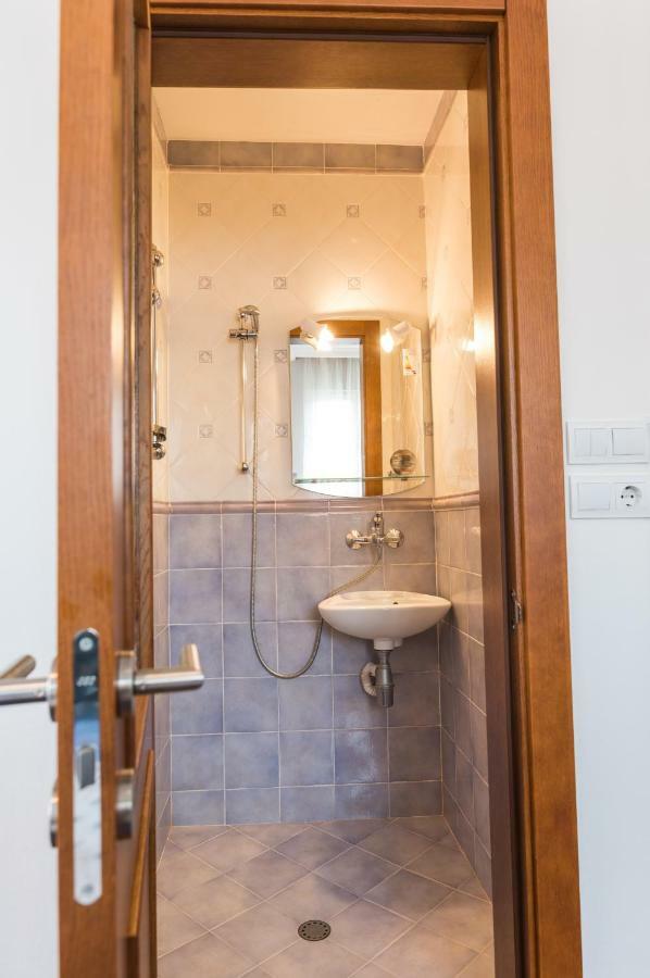 Chung cư 100 m² 2 phòng ngủ, 2 phòng tắm riêng ở Trung tâm Thành phố Sofia Ngoại thất bức ảnh